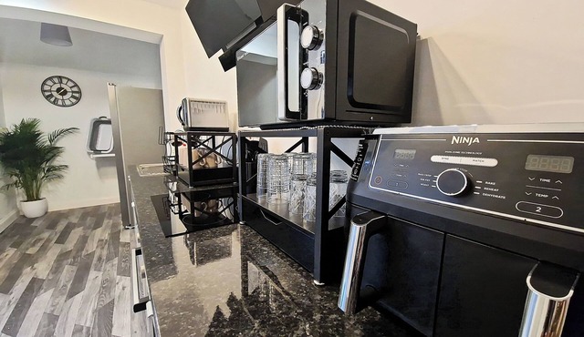 Brookdale House by Cyber Living - Modern Stay!