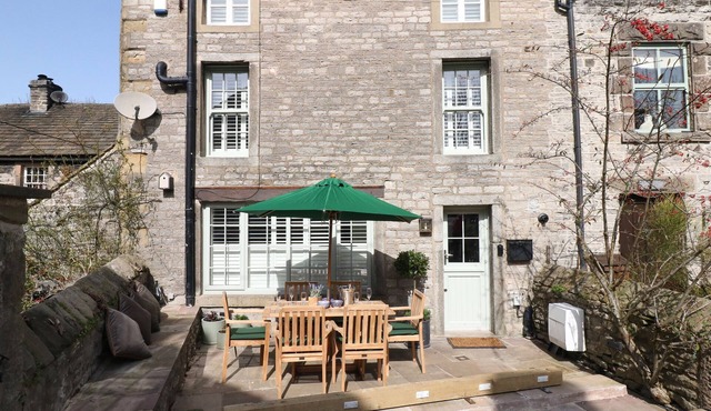 BROOKHOUSE, pet friendly, with open fire in Castleton, Peak District