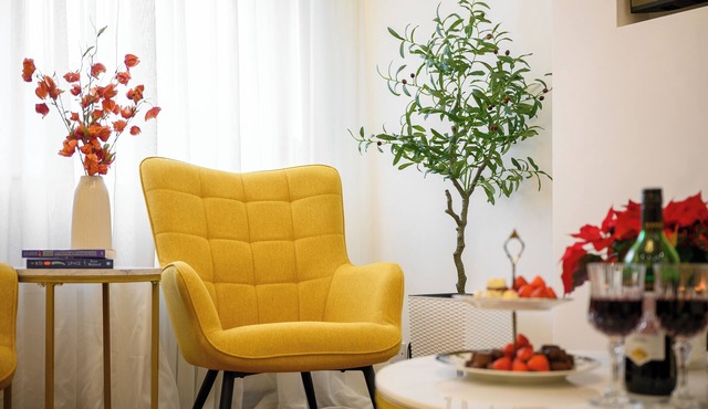 Brooklands home | 12 min to Airport | Free parking | Private garden