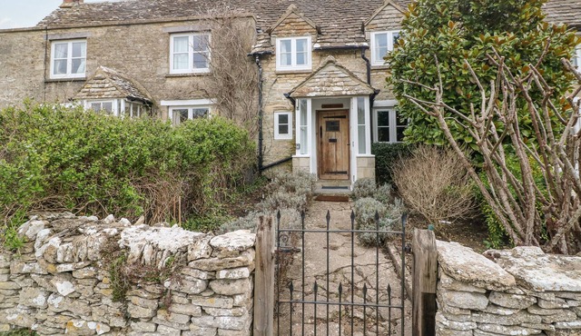 BROOKLANDS, romantic, character holiday cottage in Chedworth