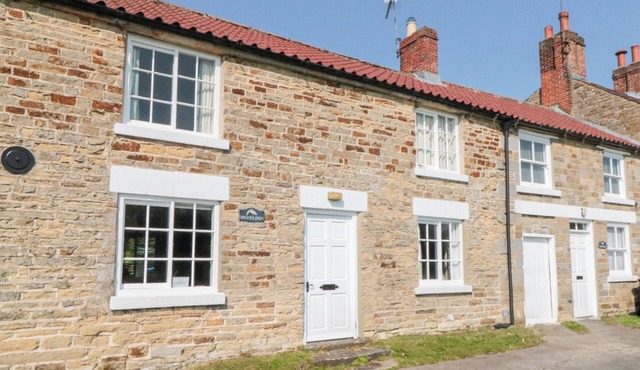 BROOKLEIGH, pet friendly, character holiday cottage in Hutton-Le-Hole