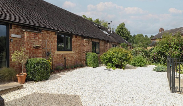 BROOKLEY BARN, pet friendly, with a garden in Duffield