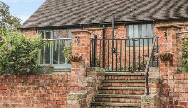 BROOKLEY BARN, pet friendly, luxury holiday cottage in Windley