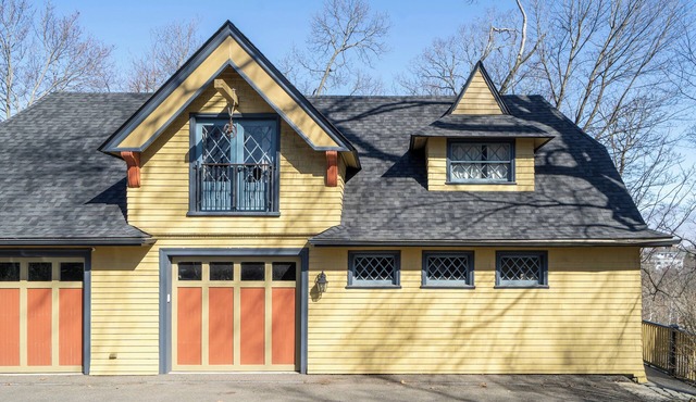 Brookline Carriage House - Longwood - Fresh Eggs & Historic Charm!