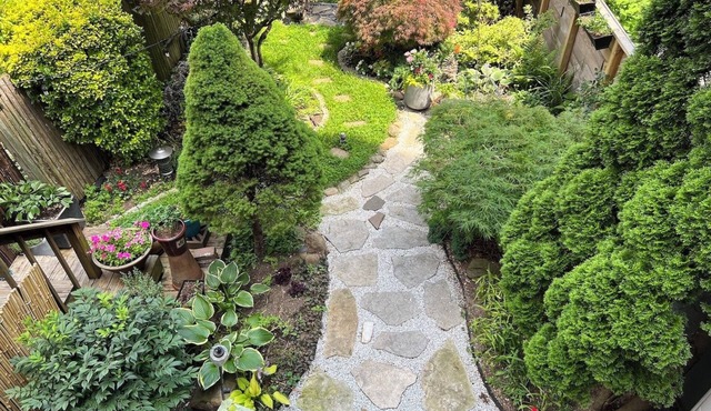 Brooklyn Townhouse Apartment, Garden, Spacious, Great Location, 1 Stop to City