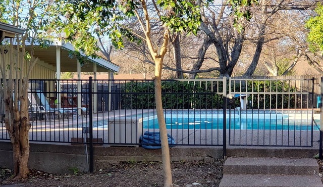 Brooks Retreat: Swimming! Game Room! Staycation!