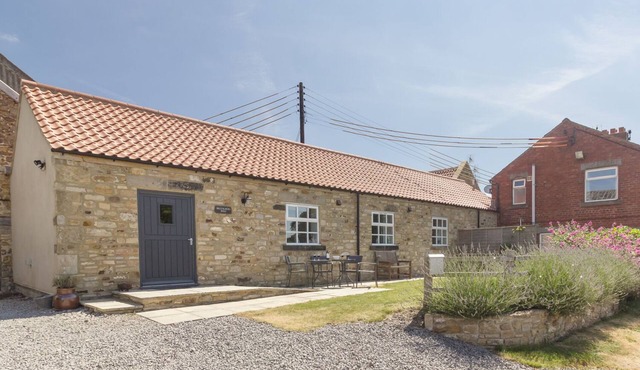 BROOKSIDE BYRE, pet friendly, with a garden in Durham