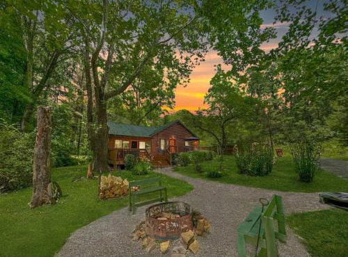Brookside Cabin with HotTub and FirePit