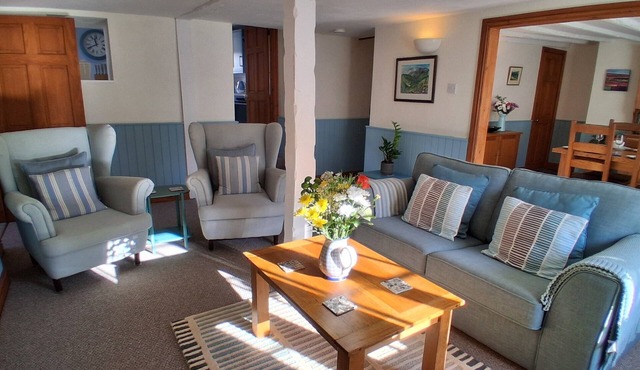 Brookside Cottage in the heart of Kingsteignton pet friendly and private parking