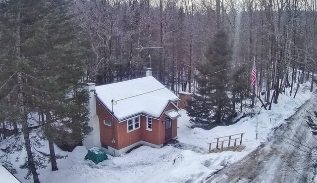 Brookside cottage near the mountains and outdoor recreation