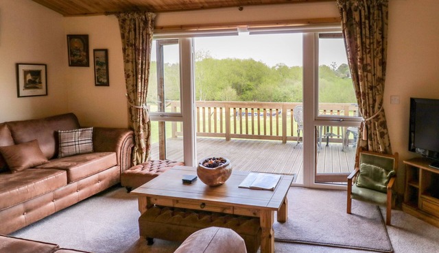 BROOKSIDE LODGE, with a garden in Defford