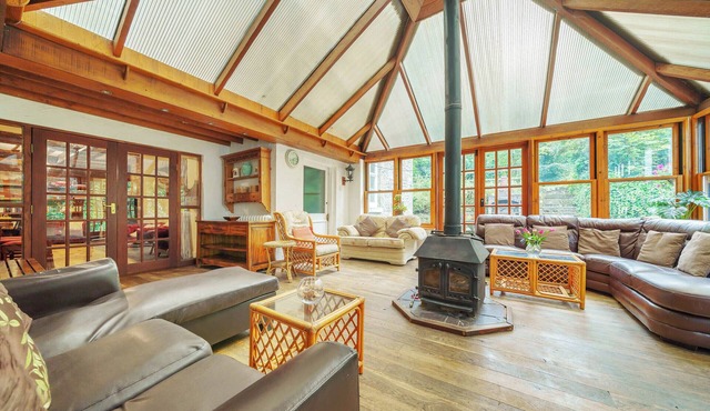 BROOKSIDE MANOR HOUSE, family friendly, with pool in Bronygarth