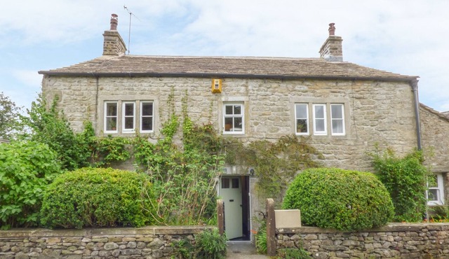 BROOKSIDE, pet friendly, character holiday cottage in Clapham