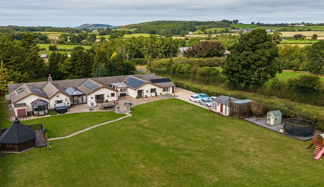 BROOKWAY LODGE, pet friendly, country holiday cottage in Caerwys