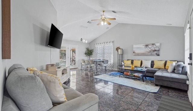 Brookwood Retreat: King Suite, Arcade & Firepit | Near Navarre & Pensacola