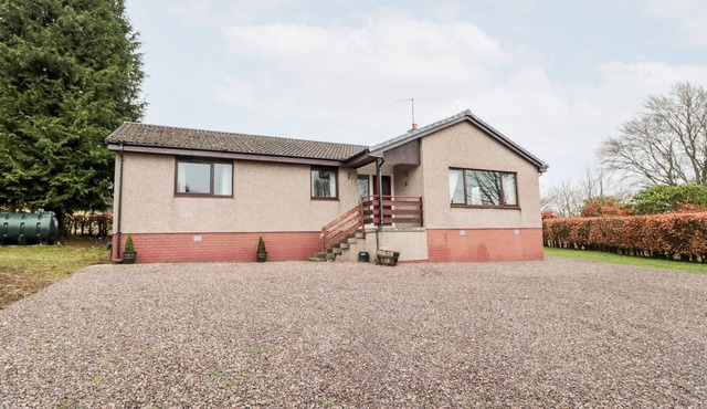 BROOMBAULKS FARM BUNGALOW, pet friendly, with open fire in Jedburgh