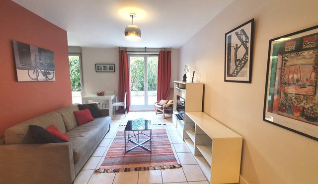 Brotteaux / Quiet T2 47m², Terrace & Private garage