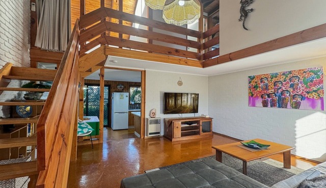 'Broulee Break' -2-Bed Beach House with Games Room