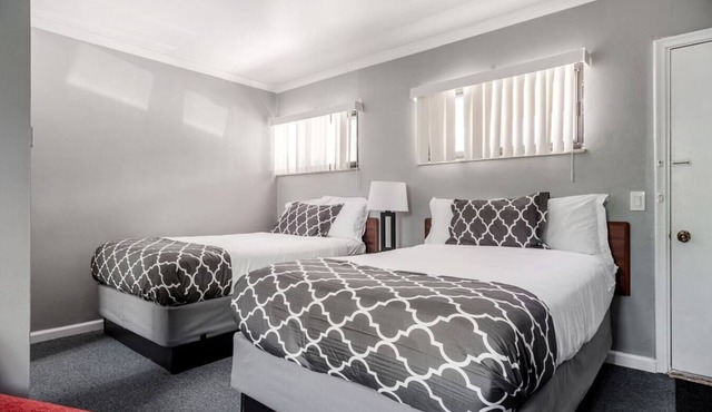 Browntown Room for 4: Comfort, WiFi and Parking