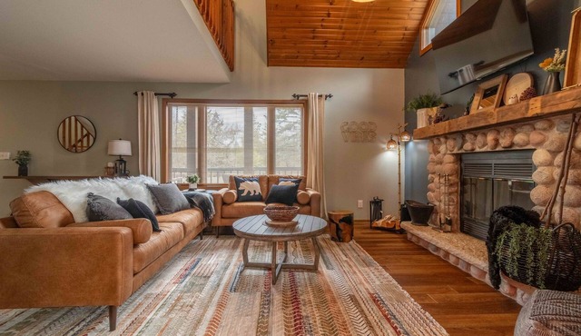 Brown Bear Cabin - 3BR w/Hot Tub and Lake Access