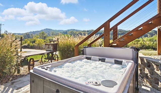 Brown Co, Hot Tub, King Bed, Sleeps 10, Bumper Pool, 5 Smart TVs Firepit, Grill