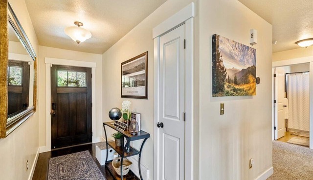 Brown Mountain Home: Pet Friendly, 30+ day special!