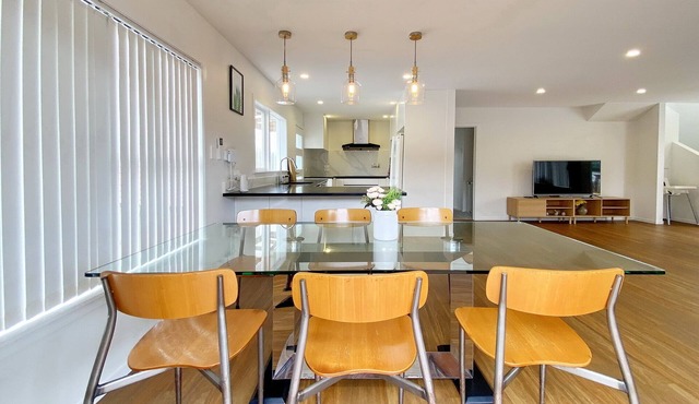 Browns Bay Spacious Retreat- near Beach & Shopping