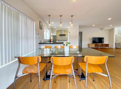 Browns Bay Spacious Retreat- near Beach & Shopping