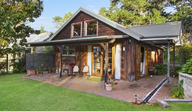 BROWNS COTTAGE - the perfect destination for a romantic getaway. SPECIALS ON NOW !