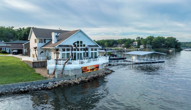 Brownstone - Amazing 3,600 SF home SLEEPS 18 -Game room-HOT TUB