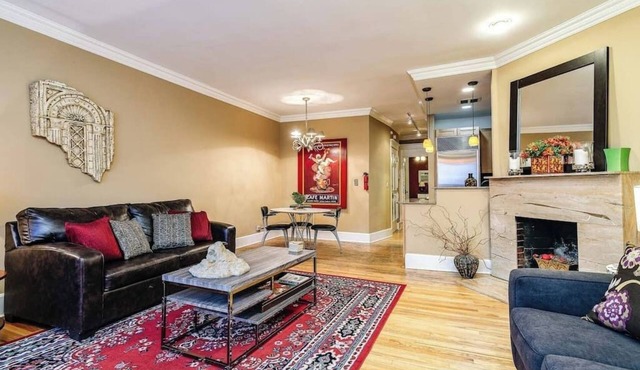 Brownstone in Gold Coast - Downtown