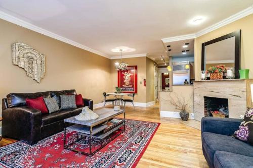 Brownstone in Gold Coast - Downtown