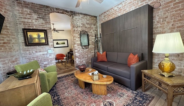 Brownstone Signature Suite-Historic Building in the Heart of Historic Downtown Bisbee