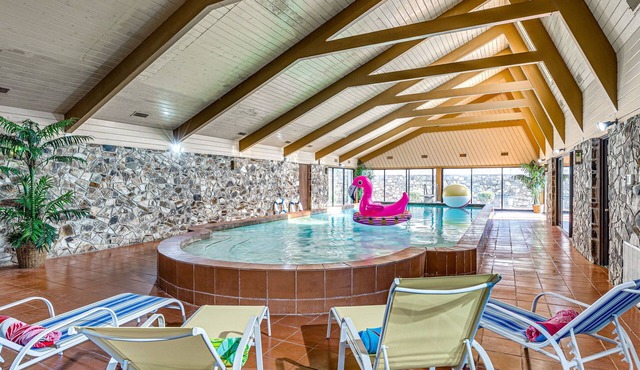 Brownsville- Indoor Heated pool, Tennis court, luxury mansion by Lake Overholser