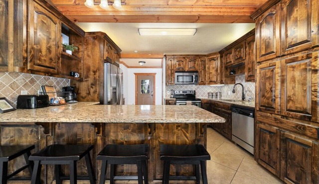 Brownwood Lodge · Roomy Lodge Nestled Lakeside