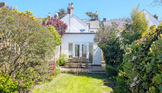 Broyle House, Chichester - a family house that sleeps 4 guests in 2 bedrooms