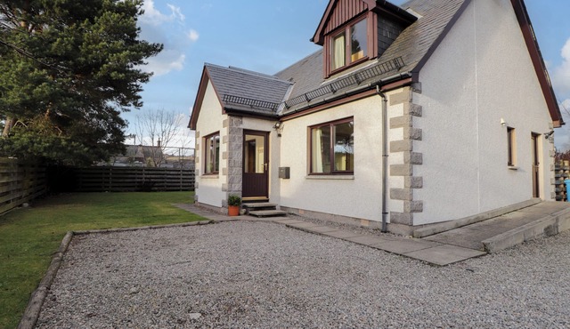 BRUACH GORM COTTAGE, pet friendly, with a garden in Grantown-On-Spey