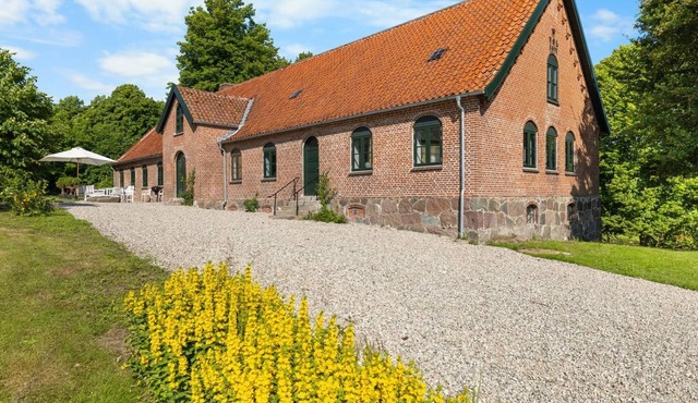 "Brun" - 1.5km from the sea by Interhome