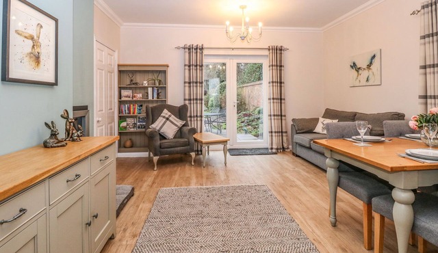 BRUNDALL HOUSE, pet friendly, with a garden in Brundall