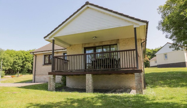 BRUNSTON CASTLE LODGE, with pool in Dailly