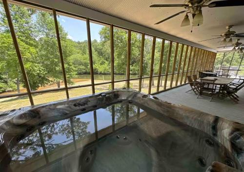 Brushy Creek Lodge - Riverfront, Hot Tub, Fire Pit