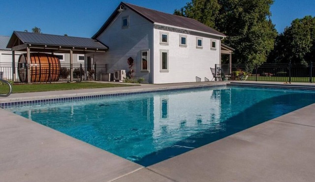 Bryant Barn: Sleep Inside A Wine Barrel, Fire Pit, Big Yard