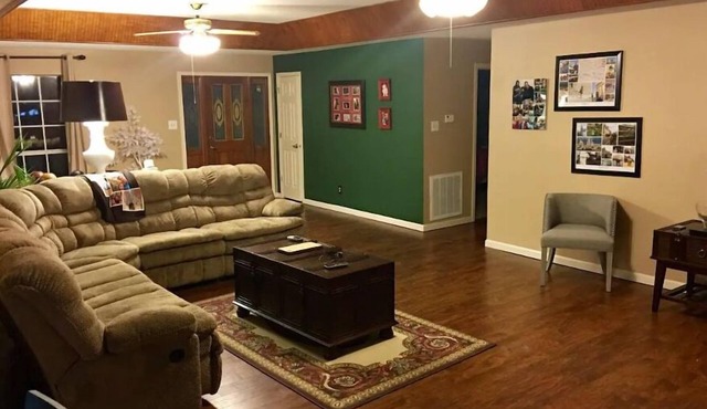 Bryant Home - Very Roomy, 3 Bedroom, 2 Bath Home