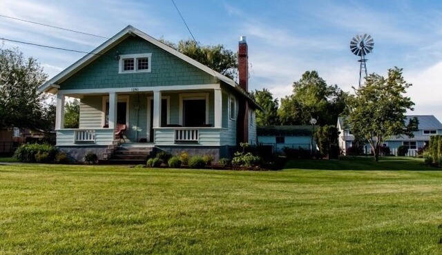 Bryant House: Perfect Bungalow with Fireplace, Private Patio, Large Yard