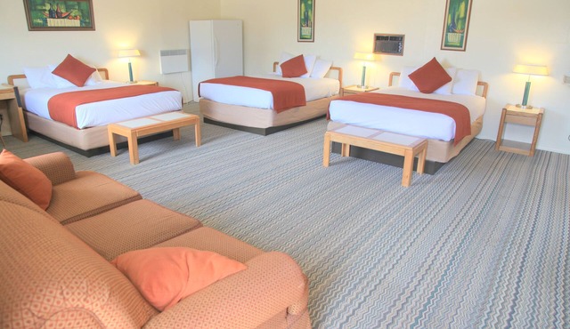 Bryce Zion Inn Family room w/2 bathrooms. Sleeps 6