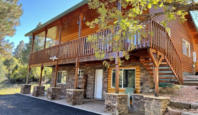 Bryce & Zion midpoint! Firepit & pool table. ATV trails nearby.