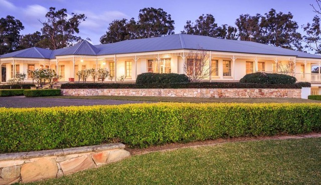 Brycefield Vineyard Homestead - stately manor set on Vineyard and walk to Cellar Doors