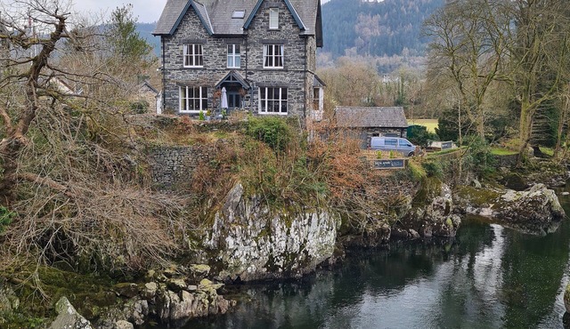 Bryn Afon - a snowdonia house that sleeps 12 guests in 6 bedrooms