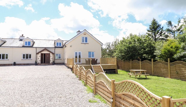 BRYN AWEL, family friendly, country holiday cottage in Denbigh