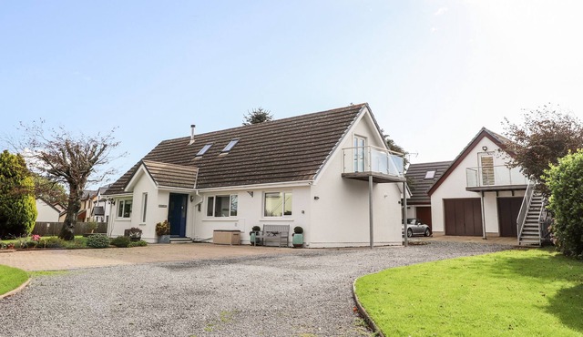 BRYN AWEL HOUSE, pet friendly, with open fire in Pembroke